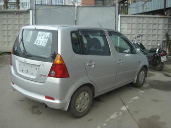 2000 Daihatsu YRV Photos