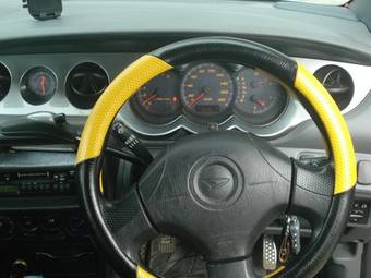 2000 Daihatsu YRV Pictures