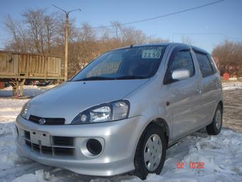 2001 Daihatsu YRV