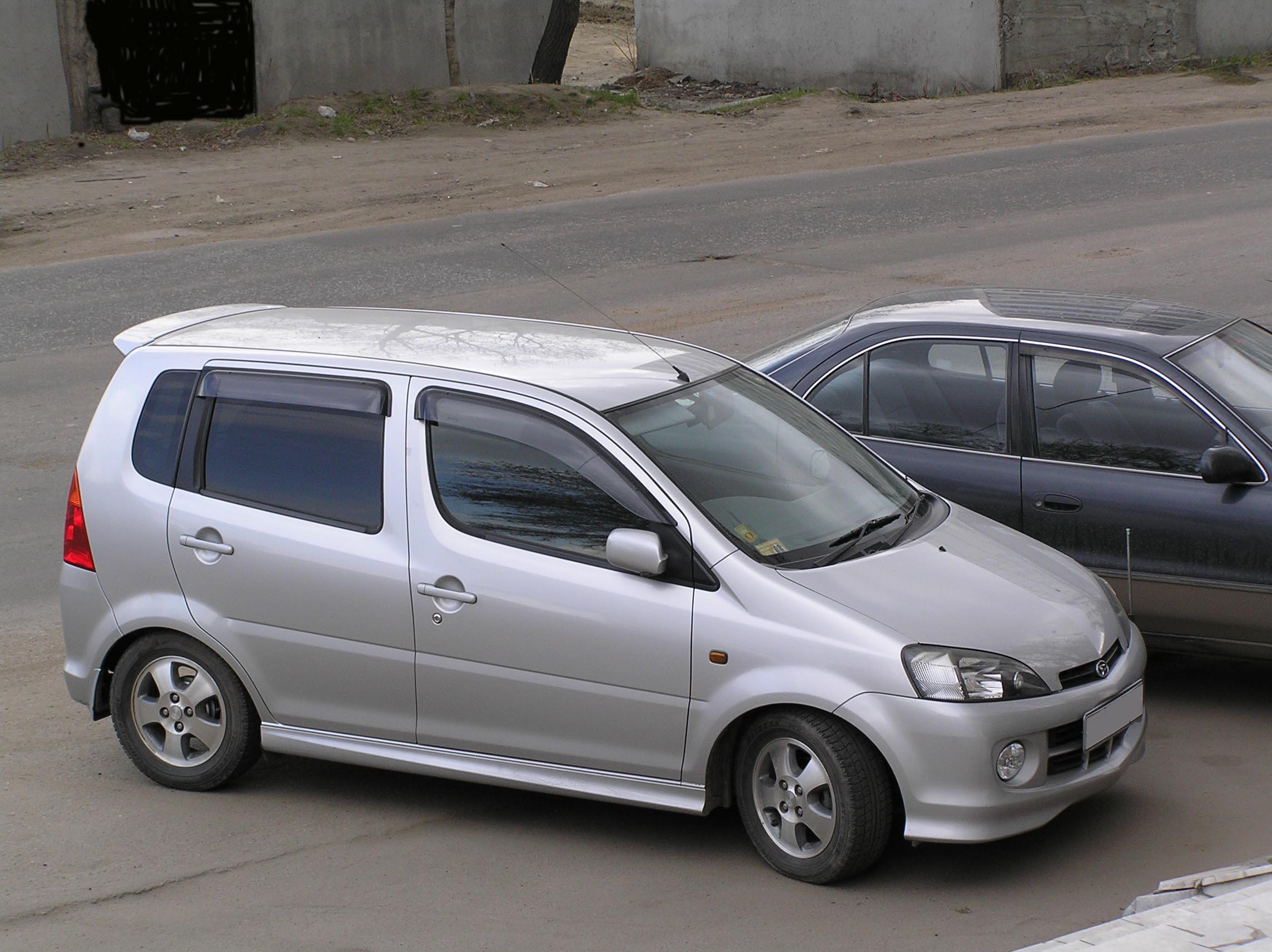 2001 Daihatsu YRV