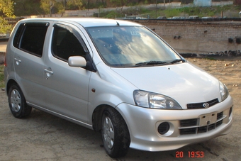 2001 Daihatsu YRV