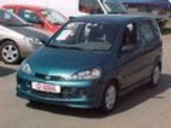 2001 Daihatsu YRV