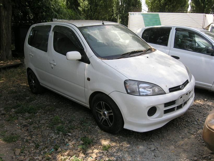 2001 Daihatsu YRV