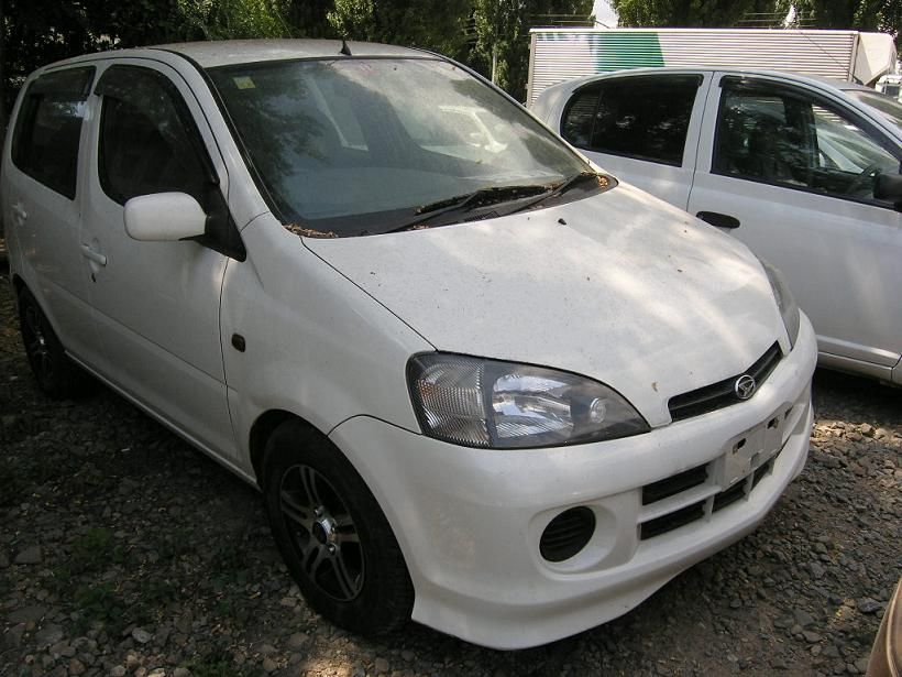 2001 Daihatsu YRV