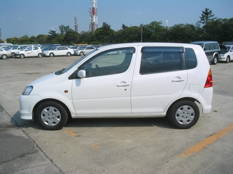 2001 Daihatsu YRV