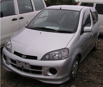 2001 Daihatsu YRV