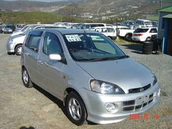 2001 Daihatsu YRV