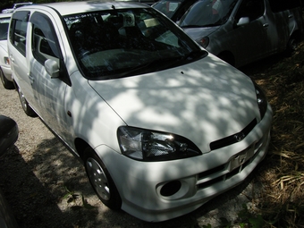 2001 Daihatsu YRV