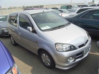 2001 Daihatsu YRV