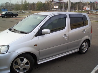 2001 Daihatsu YRV