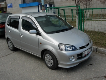2001 Daihatsu YRV