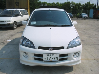 2001 Daihatsu YRV