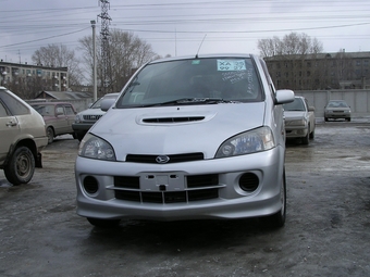 2001 Daihatsu YRV
