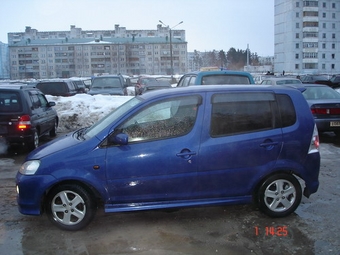 2001 Daihatsu YRV