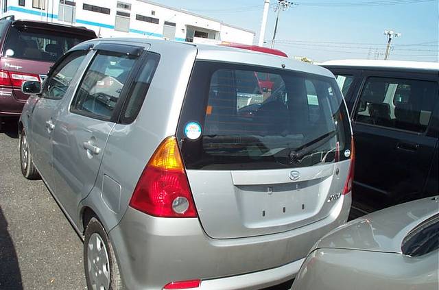2001 Daihatsu YRV