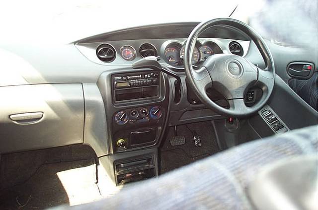 2001 Daihatsu YRV