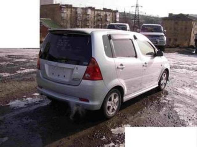 2001 Daihatsu YRV