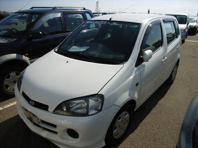 2001 Daihatsu YRV