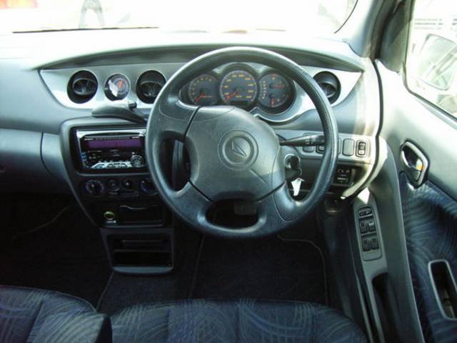 2001 Daihatsu YRV