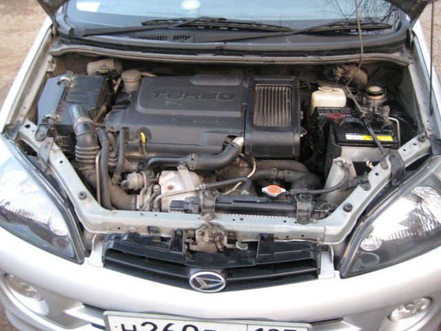 2001 Daihatsu YRV