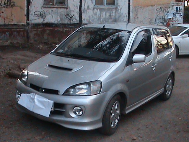 2001 Daihatsu YRV