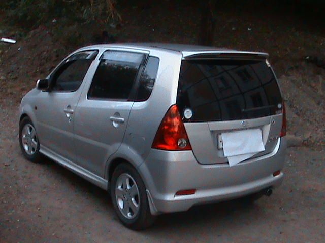 2001 Daihatsu YRV