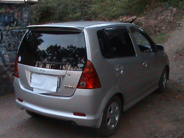 2001 Daihatsu YRV
