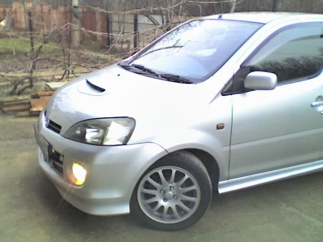 2001 Daihatsu YRV