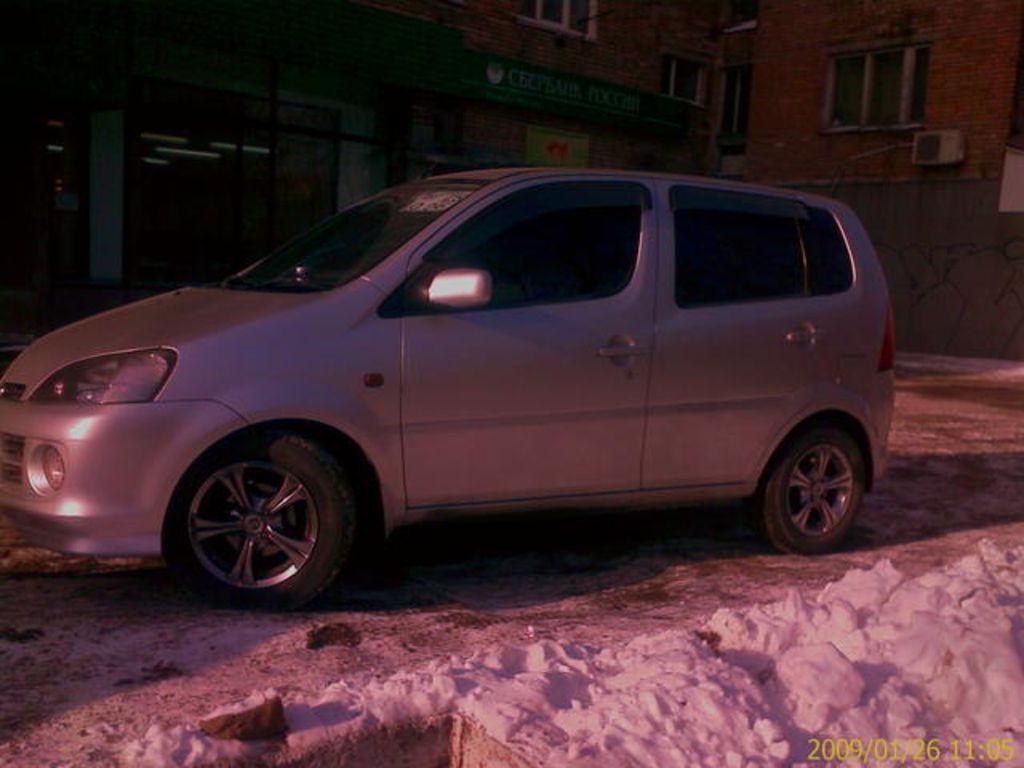 2001 Daihatsu YRV
