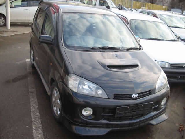 2001 Daihatsu YRV