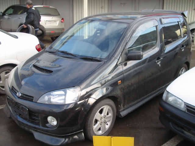 2001 Daihatsu YRV