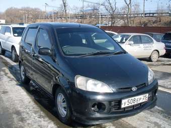 2001 Daihatsu YRV