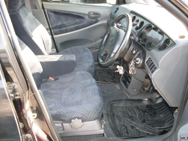 2001 Daihatsu YRV