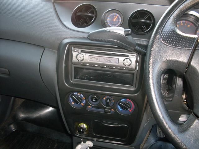 2001 Daihatsu YRV