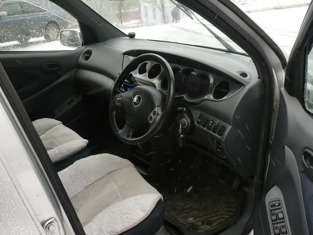 2001 Daihatsu YRV