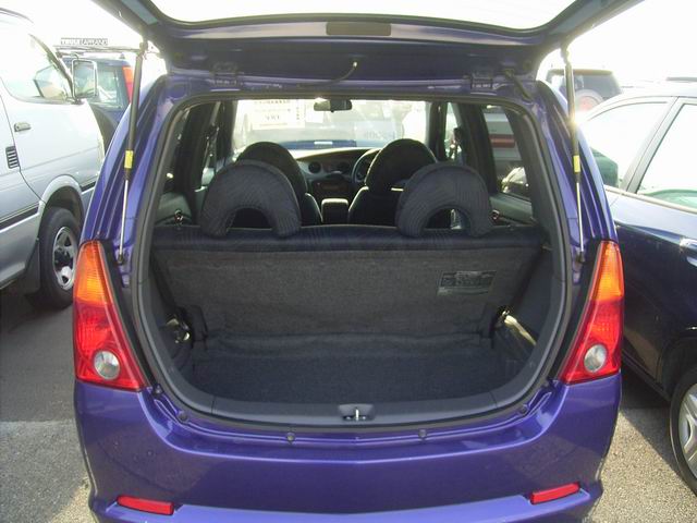 2001 Daihatsu YRV Images