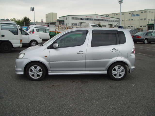 2001 Daihatsu YRV Pictures