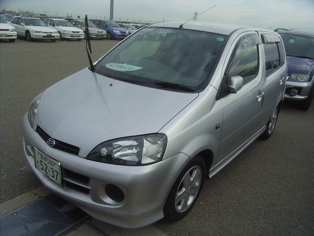 2001 Daihatsu YRV Images