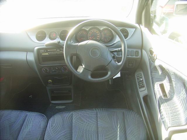 2001 Daihatsu YRV Pictures