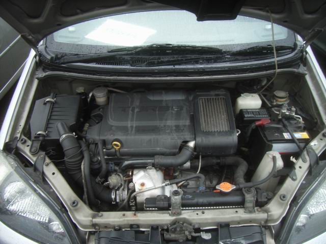 2001 Daihatsu YRV Images