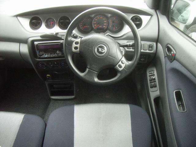 2001 Daihatsu YRV Pictures