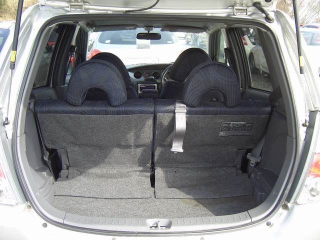 2001 Daihatsu YRV Photos