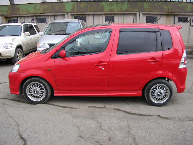 2001 Daihatsu YRV Photos