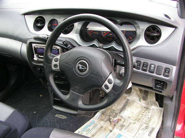 2001 Daihatsu YRV Images