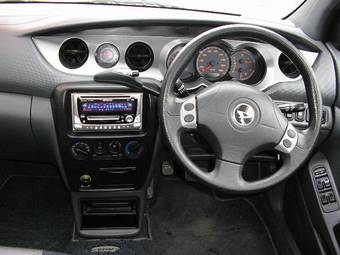 2001 Daihatsu YRV Pictures