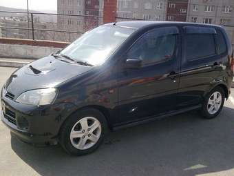 2001 Daihatsu YRV Images