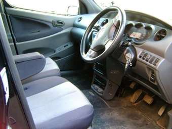 2001 Daihatsu YRV Pictures