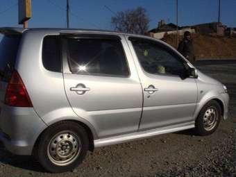 2001 Daihatsu YRV Pictures