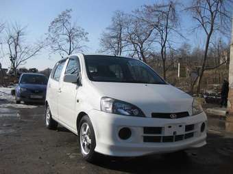 2001 Daihatsu YRV Photos