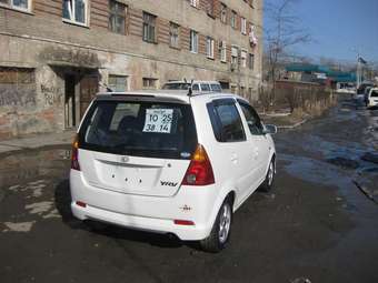 2001 Daihatsu YRV Pictures